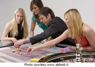 American style, single zero roulette table with players placing bets.